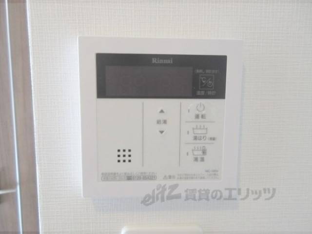 給湯器リモコン　キッチン付近