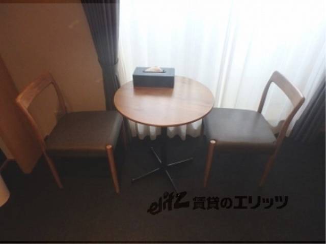 机と椅子