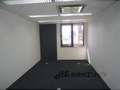 居室　隣接したビルあり