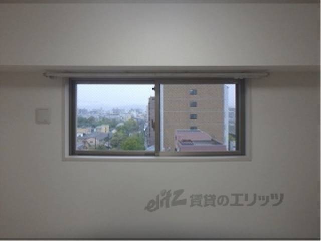 洋室　小窓