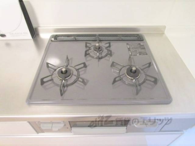 キッチン　三口コンロ