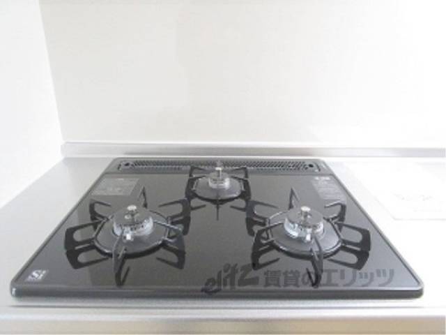 キッチン　３口コンロ