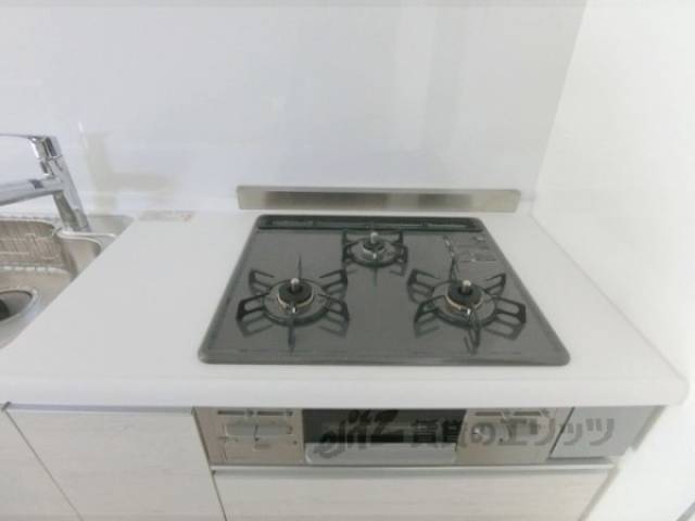キッチン　三口コンロ