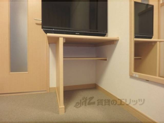 洋室　テレビ下収納