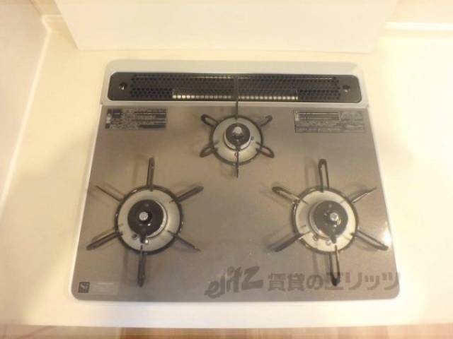 キッチン　三口コンロ