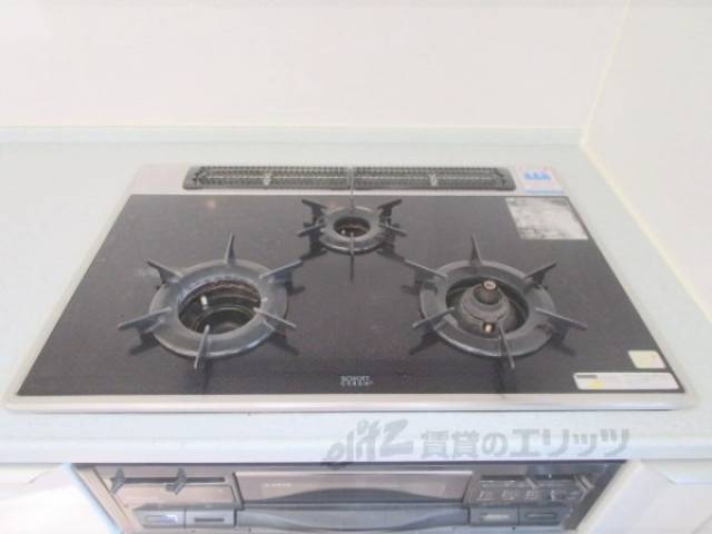 キッチン　三口コンロ