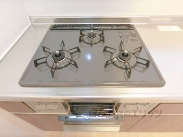 キッチン　三口コンロ