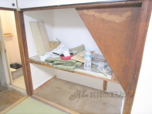 収納　階段下の収納です