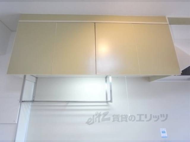 収納　キッチン上部