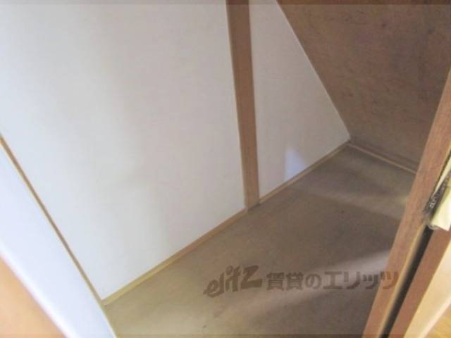収納　階段下