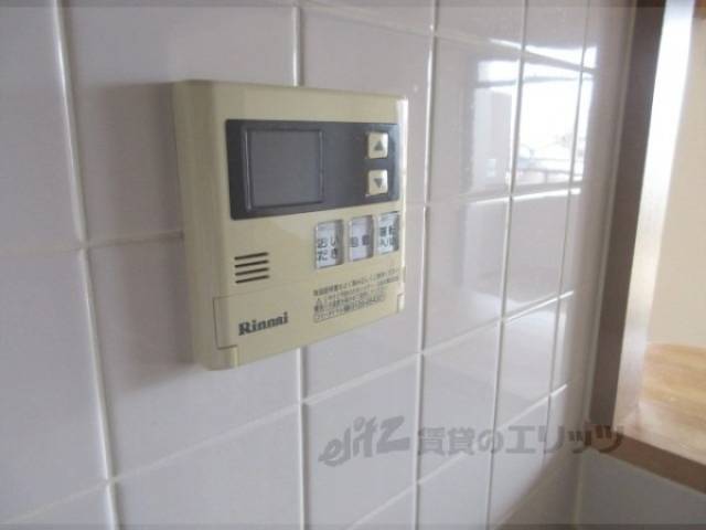 給湯器リモコン　照明がついています。