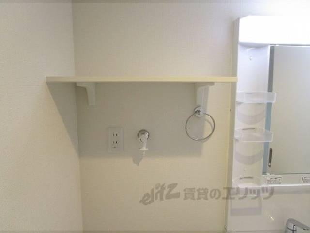 洗濯機置場　洗濯機置き場上収納