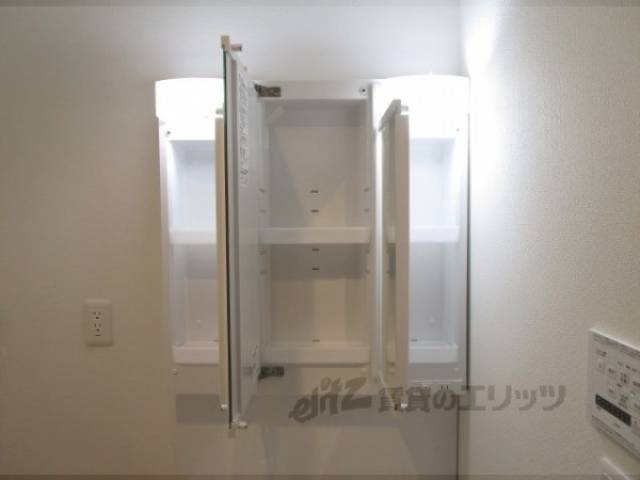 洗面所　洗面台上収納