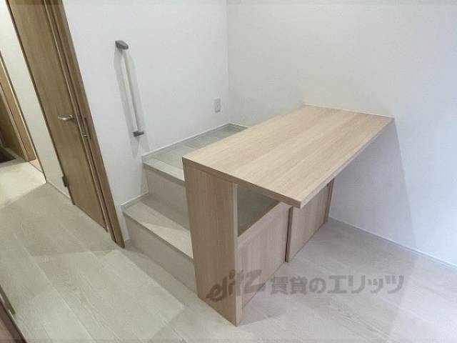 下部収納付きデスク