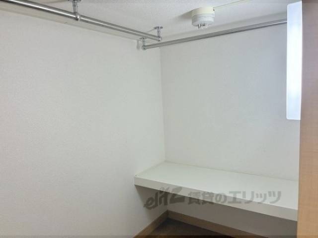 洋室　ベッド下収納