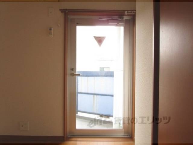 ベランダ　非常扉