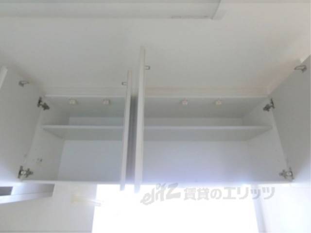 キッチン　上部収納棚