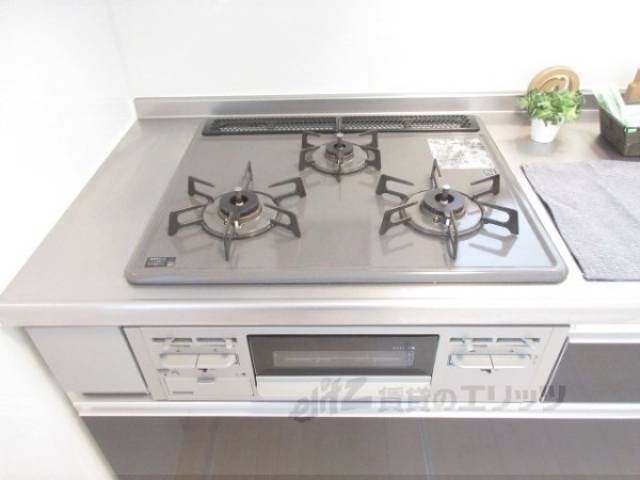 キッチン　3口コンロ