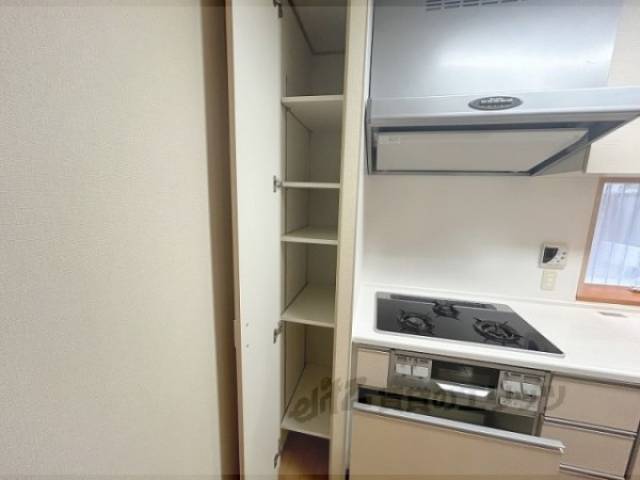 収納　キッチン横棚