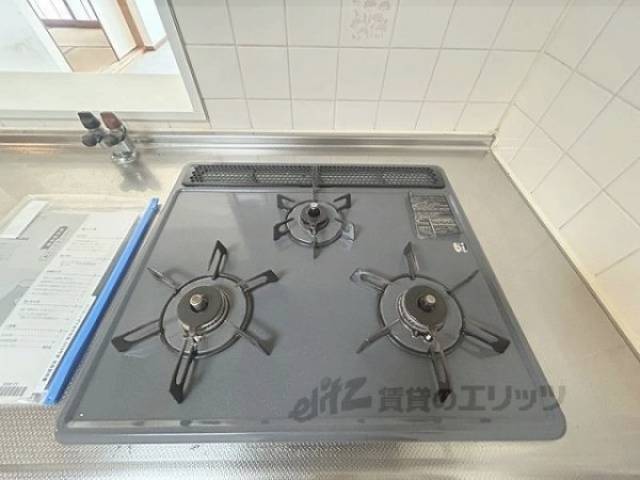 キッチン　３口コンロ