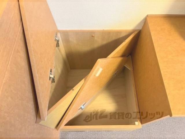 収納　階段下収納