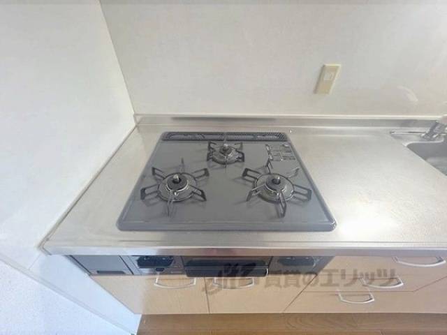 キッチン　３口コンロ