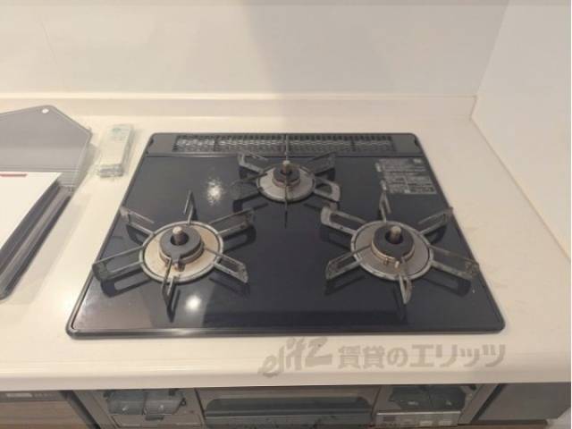 キッチン　三口コンロ