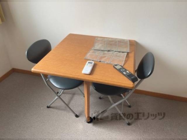 テーブル　椅子