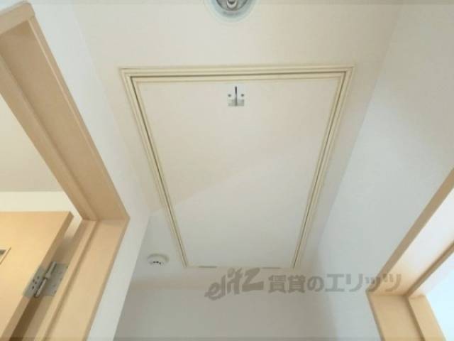 屋根裏収納