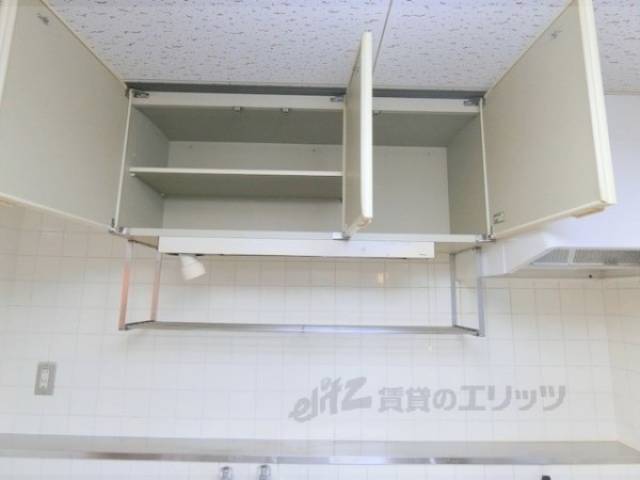 キッチン　上部収納棚