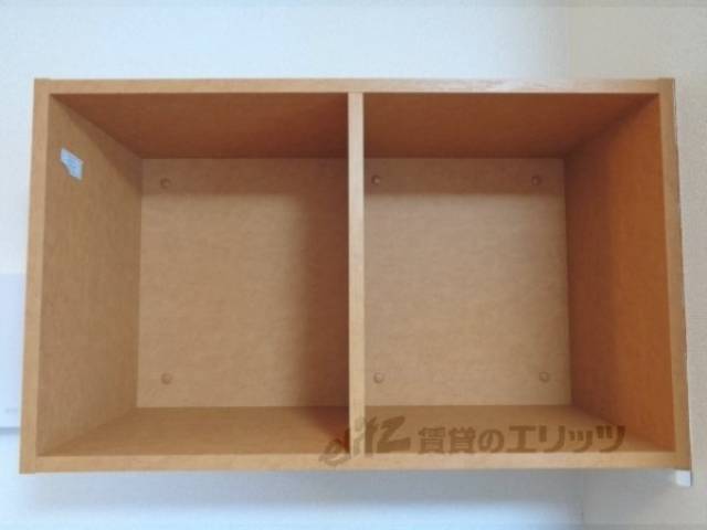 洋室　テレビ上収納