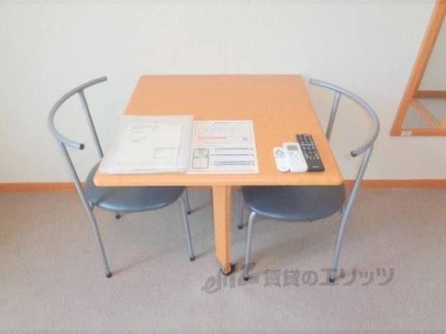 洋室　机・椅子