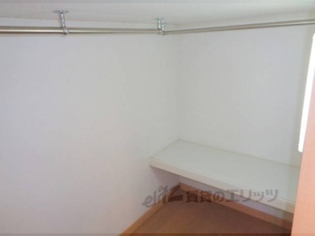 洋室　ベッド下収納