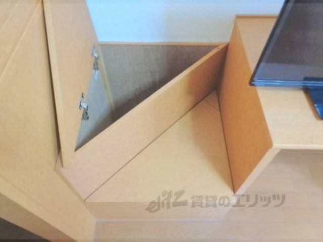 収納　階段下
