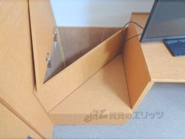 収納　階段下