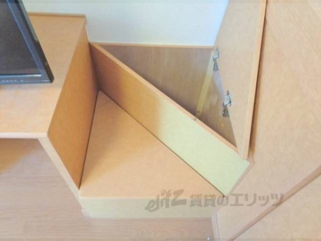収納　階段下