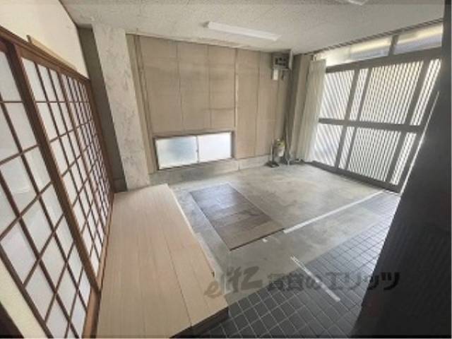 玄関　駐車場