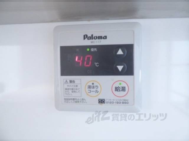 給湯器リモコン　２階キッチン部分