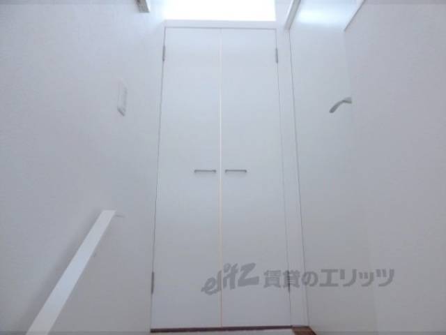 収納　階段踊り場収納