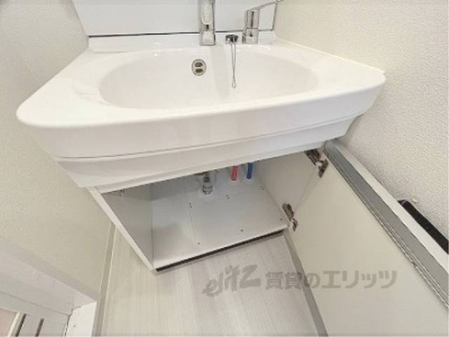 洗面所　洗面台下部収納