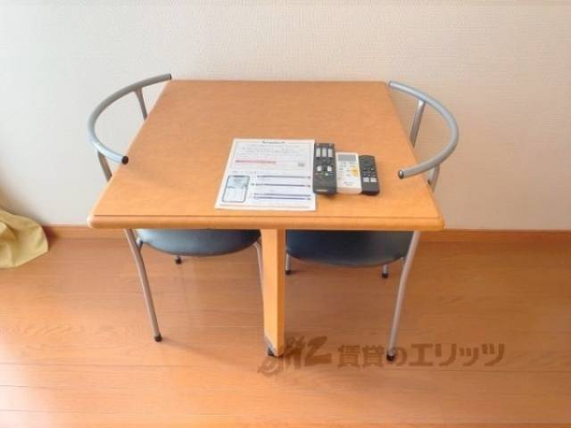 テーブル　椅子