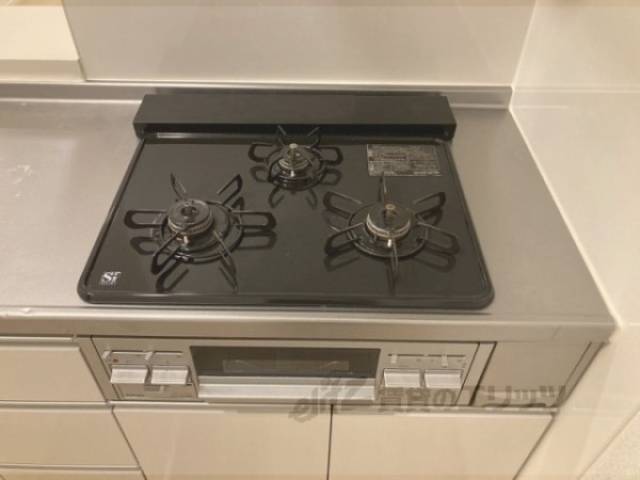 キッチン　三口コンロ