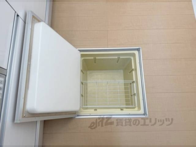 収納　キッチン横床下収納