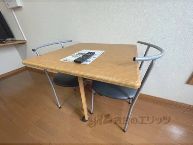 洋室　机と椅子