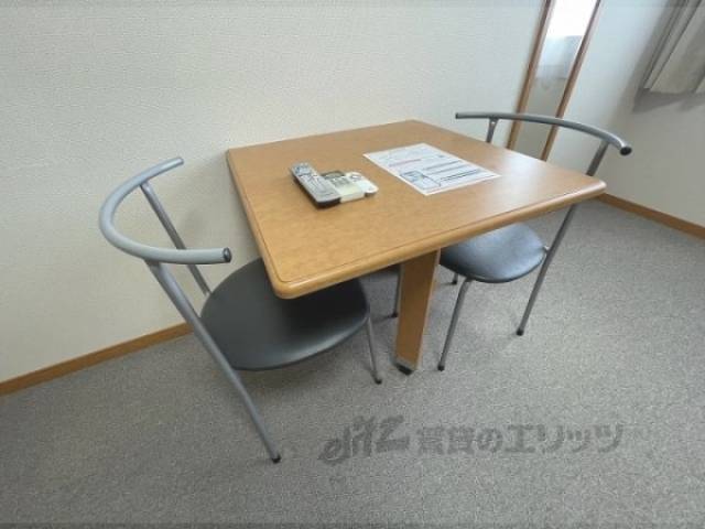 洋室　机と椅子