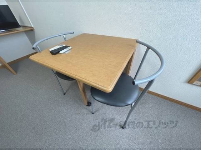 洋室　机と椅子