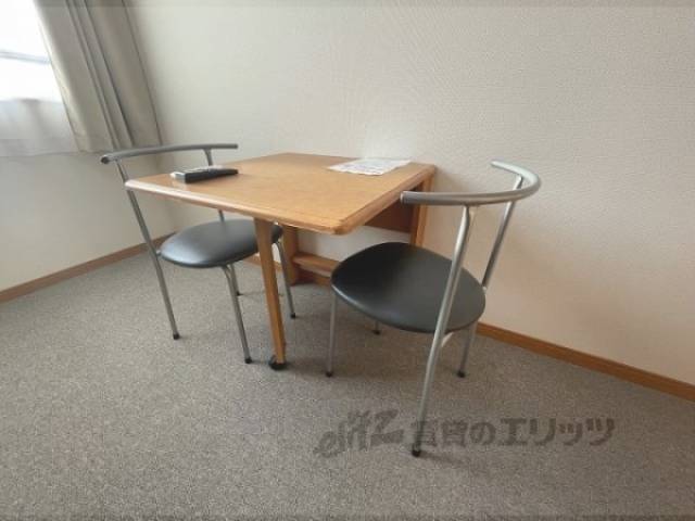 洋室　机と椅子