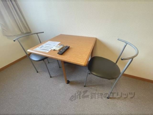 洋室　机と椅子