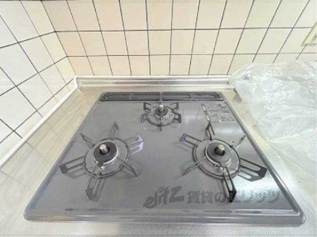 キッチン　３口コンロ