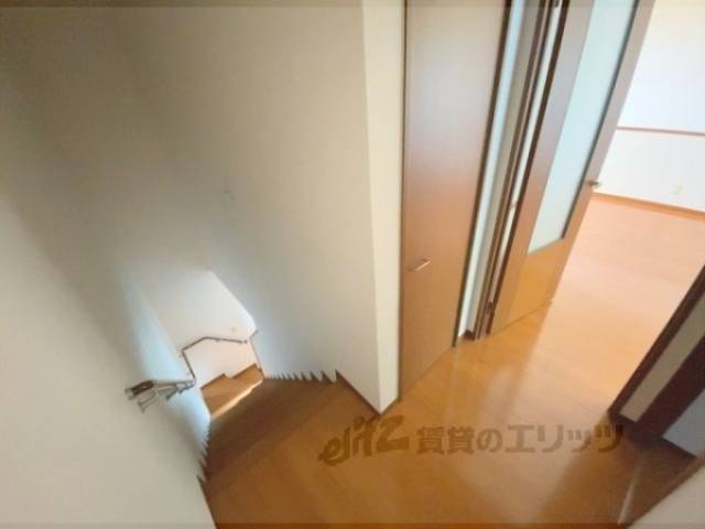 階段　リビング、キッチン、洗面所、風呂は二階